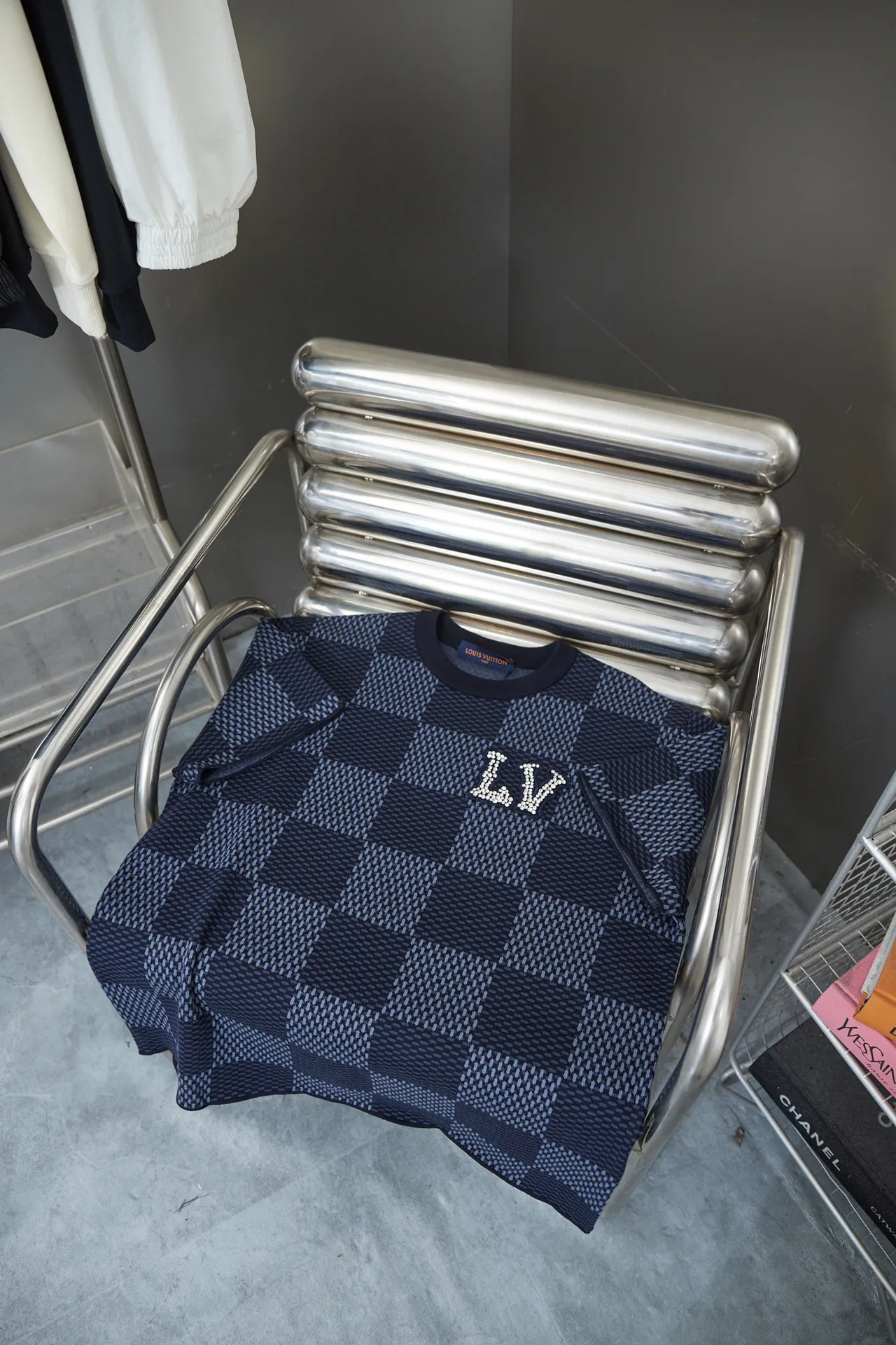 🅿️230 high-quality LV Louis SS25 spring and summer new Fei Dong press conference, super heavy-duty Swarovski rhinestone embroidered brand logo letter half-sleeved woolen fabric, customized super flash eight-claw diamonds, simple and elegant, classic, made of combed cotton yarn knitted cotton fabric, pure cotton high-weight special yarn, weighing it up feels full of weight, and the upper body is more textured than ordinary T-shirts. This texture can handle the weather easily, suitable for both hot and cold! The pattern on the chest adopts three-dimensional wool hanging technology, and is perfectly produced stitch by stitch with reference to the original version! The loose fit design allows petite girls to wear it so that the lower body is missing, making them look taller and slimmer! Size: S-XL